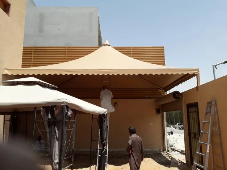 تركيب مظلات هرمية في حي الزهراء بجدة 