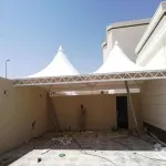 تركيب مظلات هرمية في حي الزهراء بجدة 