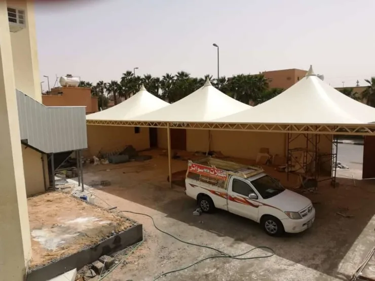 تركيب مظلات هرمية في حي الزهراء بجدة 