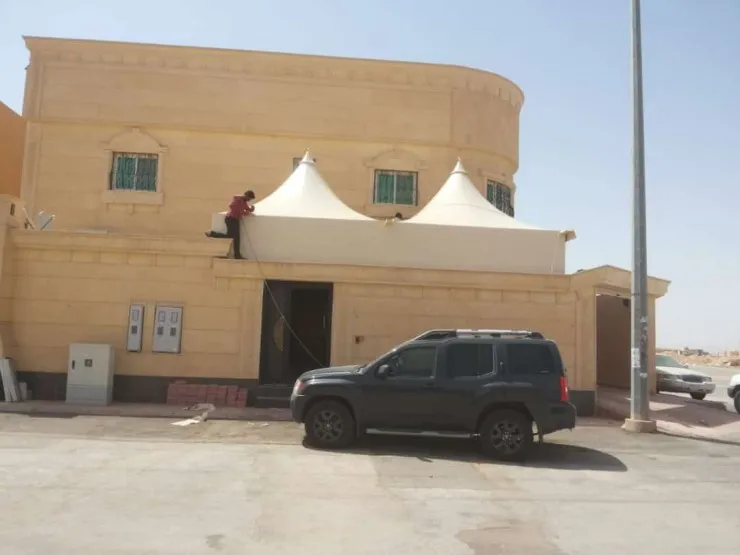 تركيب مظلات هرمية في حي الزهراء بجدة 