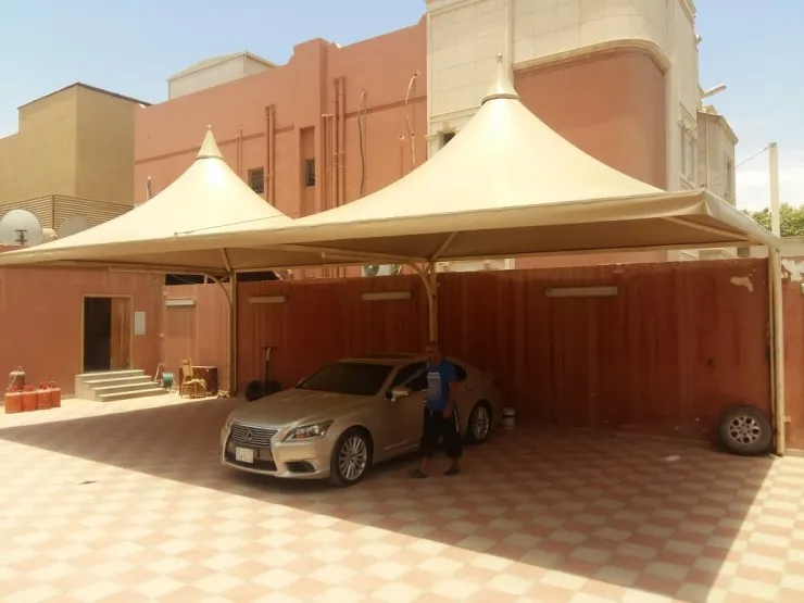 تركيب مظلات هرمية في حي الزهراء بجدة 