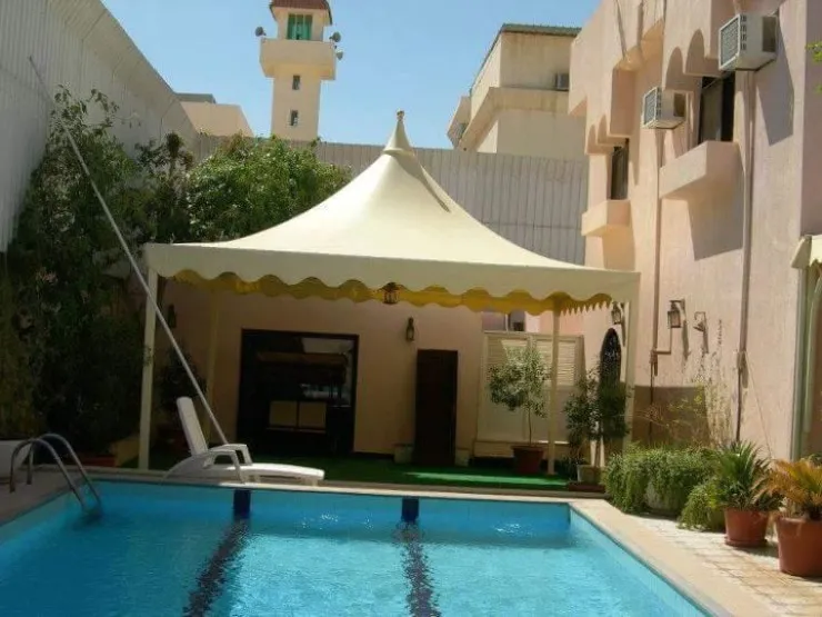 تركيب مظلات هرمية في حي الزهراء بجدة 
