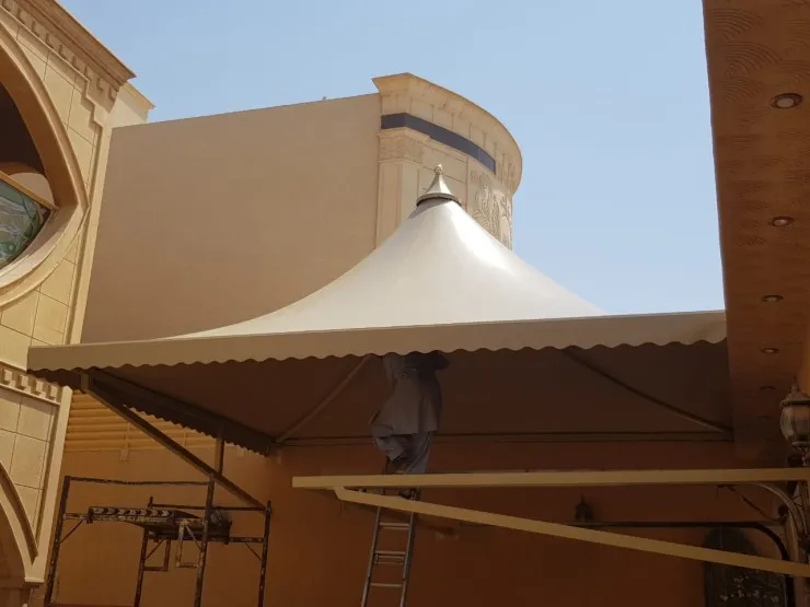 تركيب مظلات هرمية في حي الزهراء بجدة 