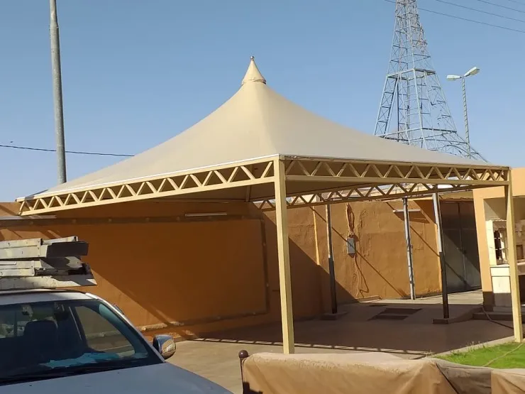 تركيب مظلات هرمية في حي الزهراء بجدة 