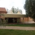 تركيب مظلات هرمية في حي الزهراء بجدة 