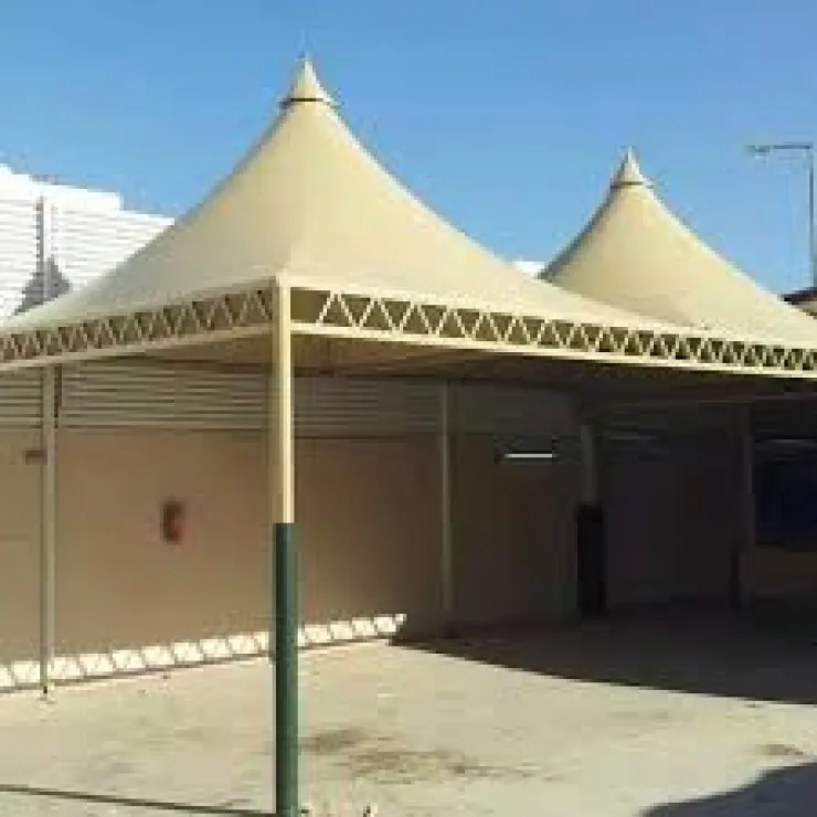 تركيب مظلات هرمية في حي الزهراء بجدة 