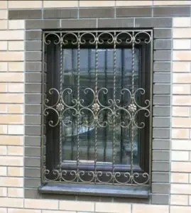 معلم تركيب ابواب كرديوم وشبابيك في جدة  