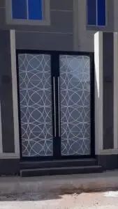 معلم تركيب ابواب كرديوم وشبابيك في جدة  